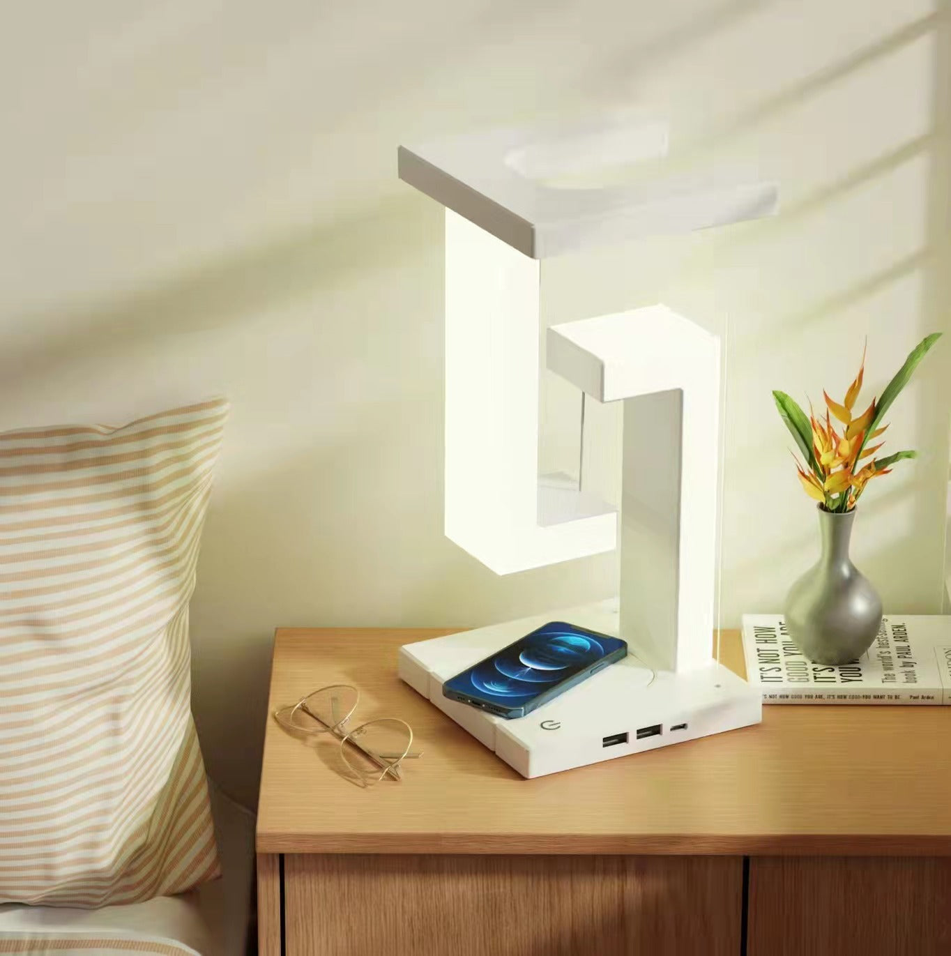 Floating Wireless Charging Table Lamp Discount 110,99 € at Callipson