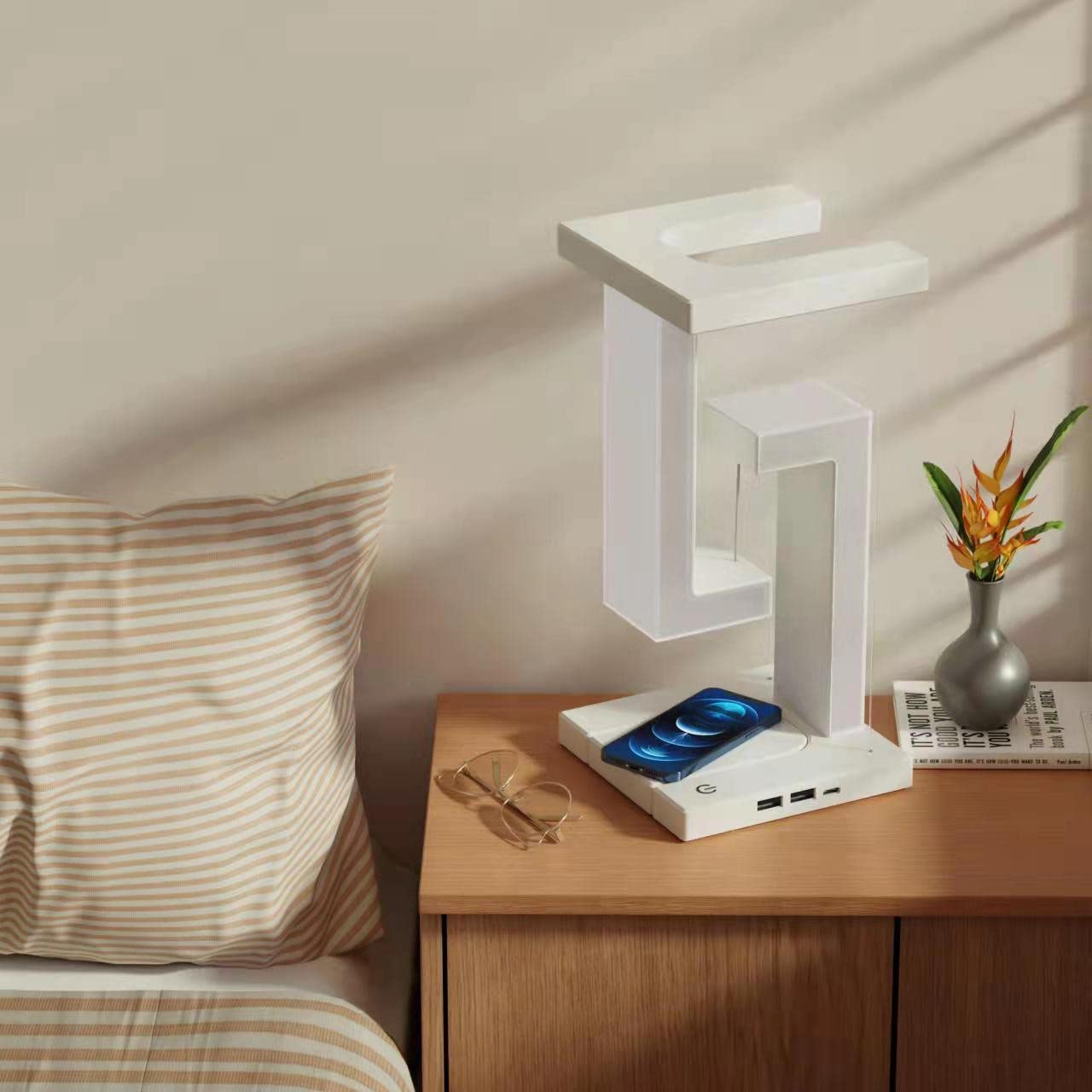 Floating Wireless Charging Table Lamp Discount 110,99 € at Callipson